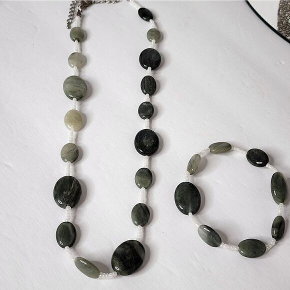 Jadeite nephrite silver necklace & bracelet set - Picture 5 of 11